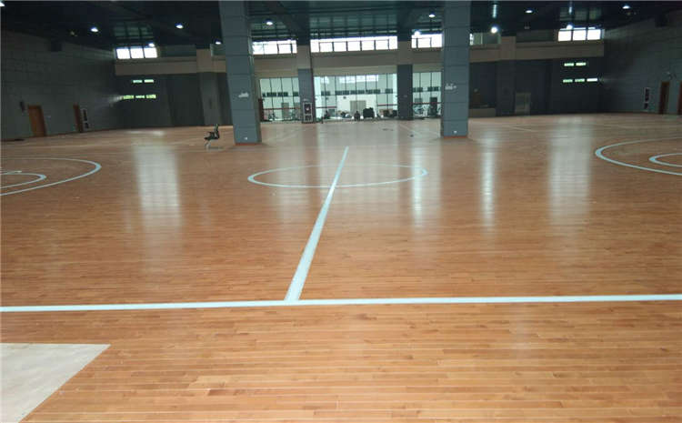 選購籃球場實木運動地板該如何判斷面板質量？